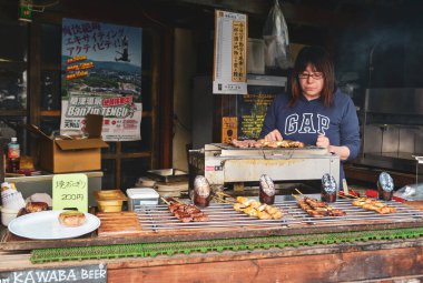 Gunma, Japonya - 8 Kasım 2019. Gunma, Japonya 'da Kusatsu Onsen' in sokak yemekleri. Kusatsu Kasabası yüzyıllardır Japonya 'nın en ünlü kaplıca merkezlerinden biridir..