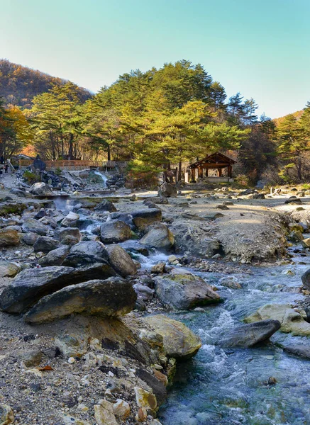 群馬県草津温泉の湯池 草津町は何世紀もの間日本で最も有名な温泉地の一つです — ストック写真