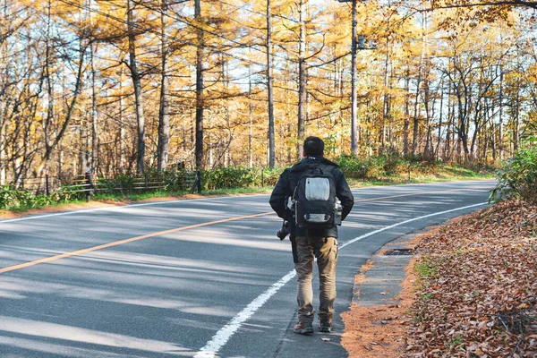 Jonge Man Loopt Straat Van Herfstbos Kusatsu Onsen Town Japan — Stockfoto