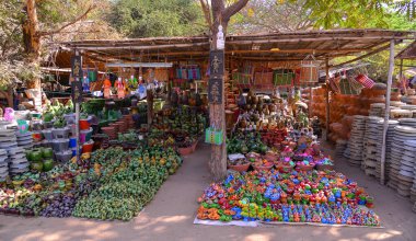 Bagan, Myanmar - 4 Şubat 2017. Bagan, Myanmar 'da geleneksel çömlek dükkanı. Bagan, Myanmar 'da ünlü bir turizm merkezidir. Her yerde hediyelik eşya tezgahları vardır..