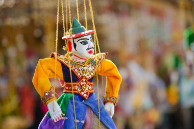 Bagan, Myanmar 'daki dükkanda satılık geleneksel Burma kuklası. Efsaneye göre kuklacılık ilk olarak Bagan Hanedanlığı 'nın 11. yüzyılında ortaya çıkmış..