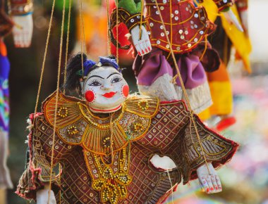 Bagan, Myanmar 'daki dükkanda satılık geleneksel Burma kuklası. Efsaneye göre kuklacılık ilk olarak Bagan Hanedanlığı 'nın 11. yüzyılında ortaya çıkmış..