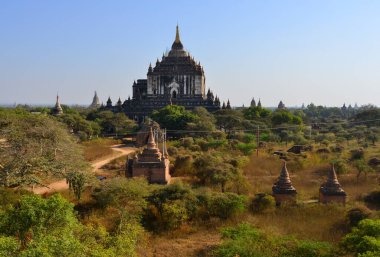 Bagan, Myanmar 'daki antik Budist tapınağı. Bir zamanlar Bagan ovasında 10.000 'den fazla Budist tapınağı ve pagoda bulunduğu tahmin edilmektedir..