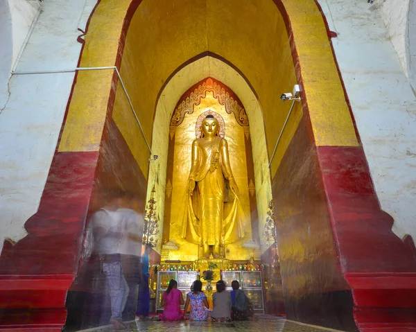 缅甸巴甘 2017年2月4日 阿难达寺内大厅内的巨大的金佛像 位于缅甸巴甘的寺庙是一座建于公元1105年的佛教寺庙 — 图库照片