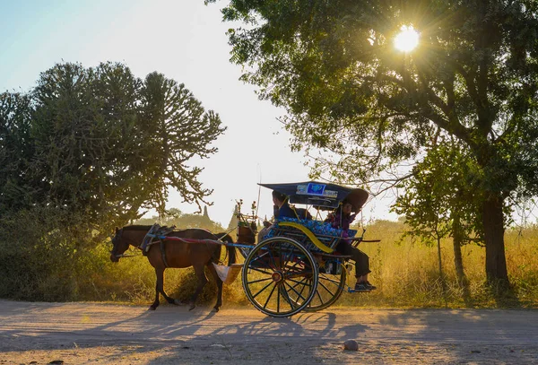 Bagan Myanmar Şubat 2017 Parlak Günbatımında Tozlu Yolda Arabası Seyahat — Stok fotoğraf
