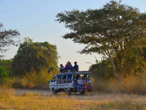 Bagan Myanmar Feb 2017 Lokal Buss Körs Dammig Väg Eftermiddagen — Stockfoto