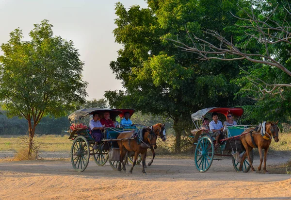 Bagan Mianmar Fevereiro 2017 Carruagem Cavalo Viajando Estrada Empoeirada Sol — Fotografia de Stock