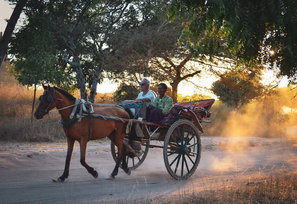 Bagan Myanmar Şubat 2017 Parlak Günbatımında Tozlu Yolda Arabası Seyahat — Stok fotoğraf