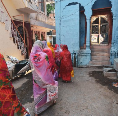 Jodhpur, Hindistan - 7 numara, 2017. Jodhpur, Hindistan 'ın eski kesimindeki yerli kadınlar. Jodhpur, kuzeybatı Rajasthan eyaletinin Thar Çölü 'nde bir şehirdir..