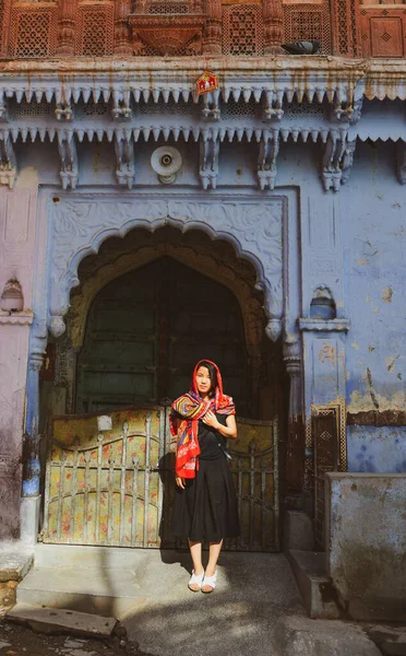 Young Woman Traditional Indian Clothes Walking Old Neighborhood Jodhpur India — Stock Photo, Image