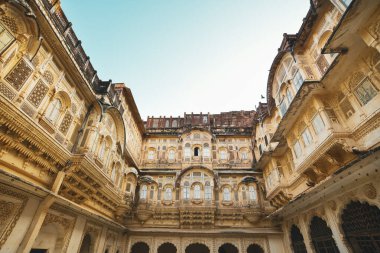 Jodhpur, Hindistan 'daki antik bir Mehrangarh Kalesi' nin mimarisi. 15. yüzyılda inşa edilen kale şimdi Rajasthan 'da popüler bir yer..