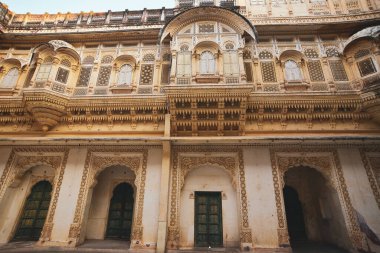Jodhpur, Hindistan - 7 numara, 2017. Jodhpur, Hindistan 'daki antik bir Mehrangarh Kalesi' nin mimarisi. 15. yüzyılda inşa edilen kale şimdi Rajasthan 'da popüler bir yer..