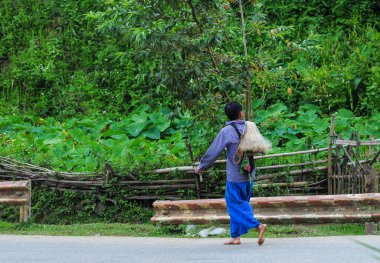Sapa, Vietnam 'daki fakir bir köyde yaşayan etnik Hmong insanları..