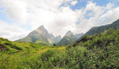 Sapa 'nın dağ manzarası, Kuzeybatı Vietnam. Sapa, Hoang Lien Son Dağları 'nda yer alan inanılmaz güzel bir kasabadır..