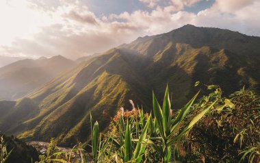 Sapa 'nın dağ manzarası, Kuzeybatı Vietnam. Sapa, Hoang Lien Son Dağları 'nda yer alan inanılmaz güzel bir kasabadır..