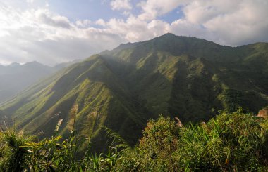Sapa 'nın dağ manzarası, Kuzeybatı Vietnam. Sapa, Hoang Lien Son Dağları 'nda yer alan inanılmaz güzel bir kasabadır..