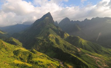 Sapa 'nın dağ manzarası, Kuzeybatı Vietnam. Sapa, Hoang Lien Son Dağları 'nda yer alan inanılmaz güzel bir kasabadır..
