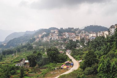 Sa Pa, Vietnam - 3 Ekim 2013. Misty Town Sapa, Kuzey Vietnam manzarası. Sapa, Hoang Lien Son Dağı 'nda yer alan inanılmaz güzel bir kasabadır..