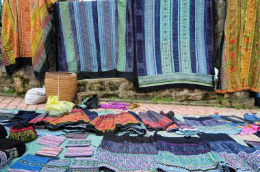 Sapa, Vietnam 'da sokak pazarında geleneksel Hmong kıyafetleri satmak..