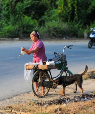 Sa Pa, Vietnam - 3 Ekim 2013. Sapa, Vietnam 'da sokakta yemek satan bir kadın. Sapa, Hoang Lien Son Dağı 'nda yer alan inanılmaz güzel bir kasabadır..