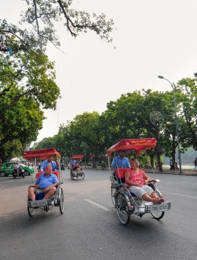 Hanoi, Vietnam - 3 Ekim 2013. Turistler bisikletle Hoan Kiem Gölü 'nde tur atıyorlar. Hanoi dünyanın en eski başkentlerinden biridir..