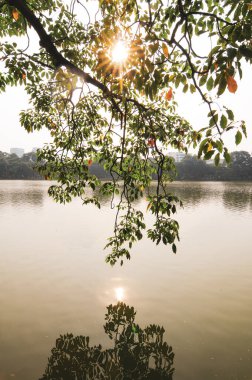 Hanoi, Vietnam 'daki Hoan Kiem Gölü manzarası. Hoan Kiem, Hanoi 'nin tarihi merkezinde yaklaşık 12 hektarlık bir tatlı su gölüdür..