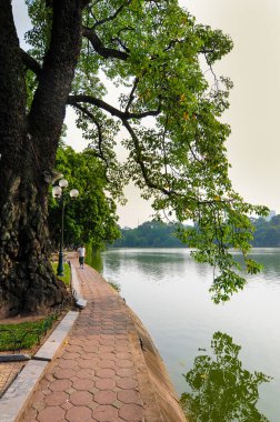 Hanoi, Vietnam - 3 Ekim 2013. Hanoi, Vietnam 'daki Hoan Kiem Gölü manzarası. Hoan Kiem, Hanoi 'nin tarihi merkezinde yaklaşık 12 hektarlık bir tatlı su gölüdür..