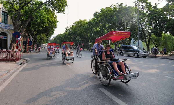 Hanoi Vietnam Ottobre 2013 Turisti Fanno Giro Intorno Lago Hoan — Foto Stock