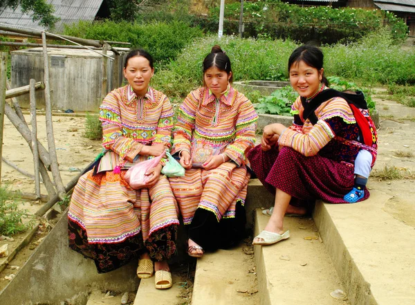 Hmong lány a hagyományos ruhák egy faluban Lao Chai — Stock Fotó