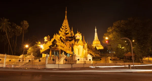 Shwedagon Paya pagode iluminado à noite — Fotografia de Stock