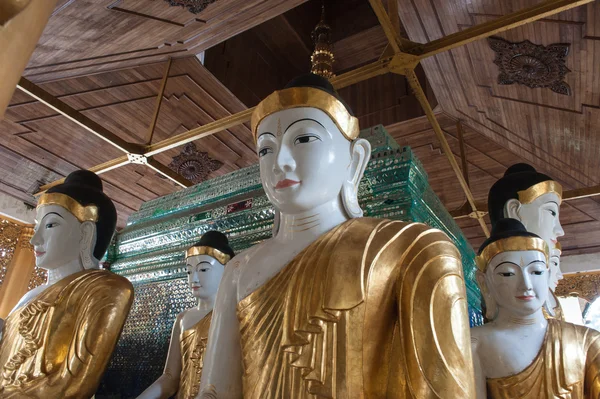 Buddha statues in Shwedagon Pagoda, Yangon — Stock Photo, Image