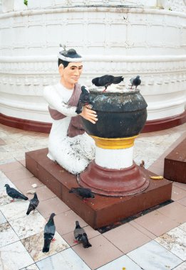 Birçok kuş ile adam heykeli