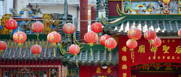 Lanternas penduradas em pagodes chineses — Fotografia de Stock