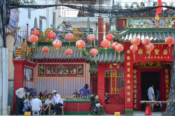 Lanternas penduradas em pagodes chineses — Fotografia de Stock