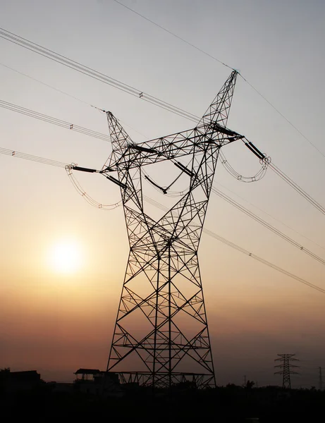 Jakim pylon zapewnia energię elektryczną w zachód słońca — Zdjęcie stockowe