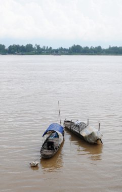 Mekong Nehri üzerinde yüzen tekne izole