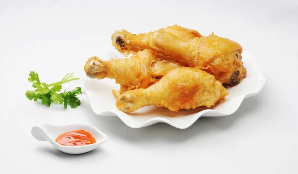 고추 소스와 함께 튀긴 닭 다리 — 스톡 사진