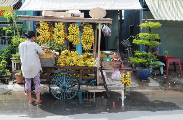 Продавец тропических фруктов — стоковое фото
