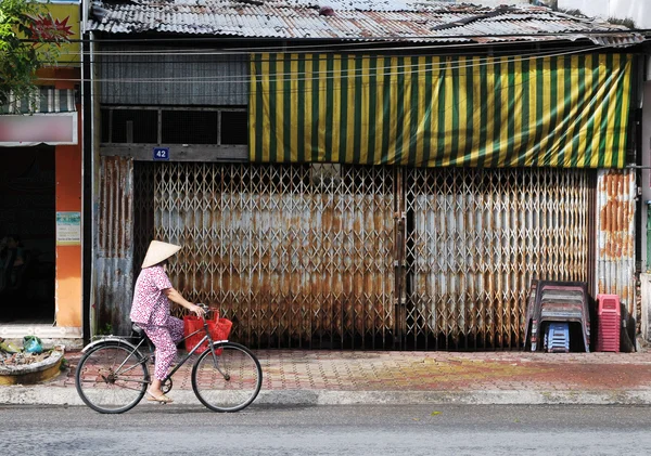 Mujer paseos en bicicleta — Foto de Stock