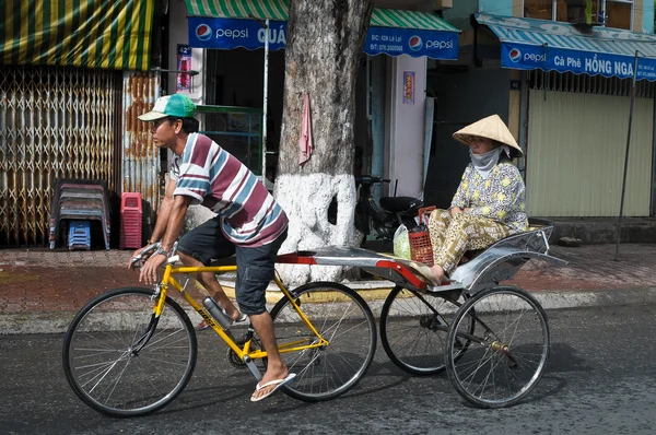 Trishaw sulla strada nella città di Chau Doc, Vietnam — Foto Stock