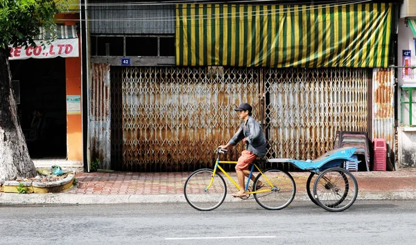 Trishaw en la calle en la ciudad de Chau Doc, Vietnam — Foto de Stock
