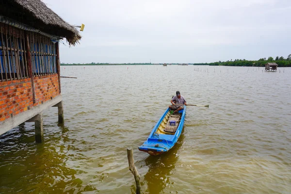 Un Vietnamien navigue sur le Mékong — Photo