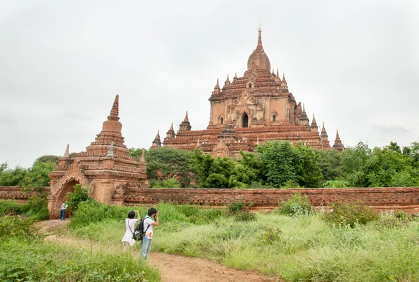 Turistler Bagan pagodadan üzerinde seyir — Stok fotoğraf