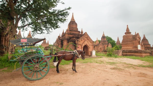 Tapınak ve Bagan at arabası — Stok fotoğraf