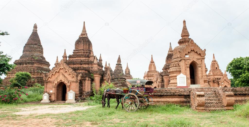 The temples and the horse carriage in Bagan