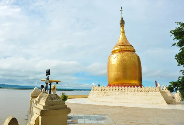 Golden stupa of Bu Paya Pagoda — Stock Photo, Image