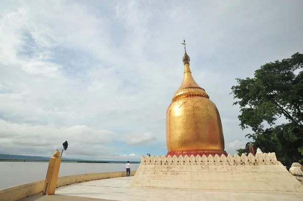 Golden stupa of Bu Paya Pagoda — Stock Photo, Image