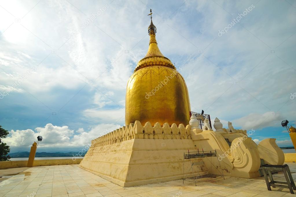 golden stupa of Bu Paya Pagoda
