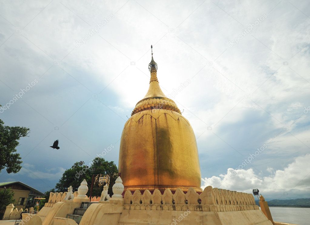 golden stupa of Bu Paya Pagoda