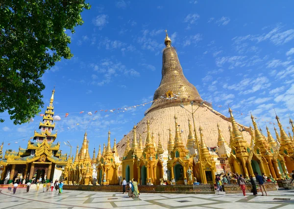 Shwedagon pagoda in Yangon, Myanmar — Stok fotoğraf